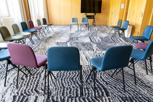 Chateauform – Seminarhaus Starnberger See - Seminarraum mit Teppich